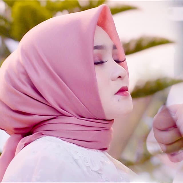 Artist - Nazia Marwiana