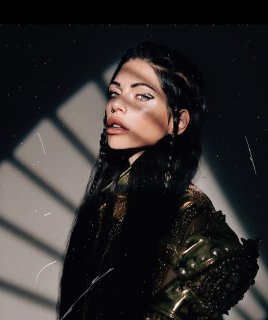 Artist - Caroline Roxy