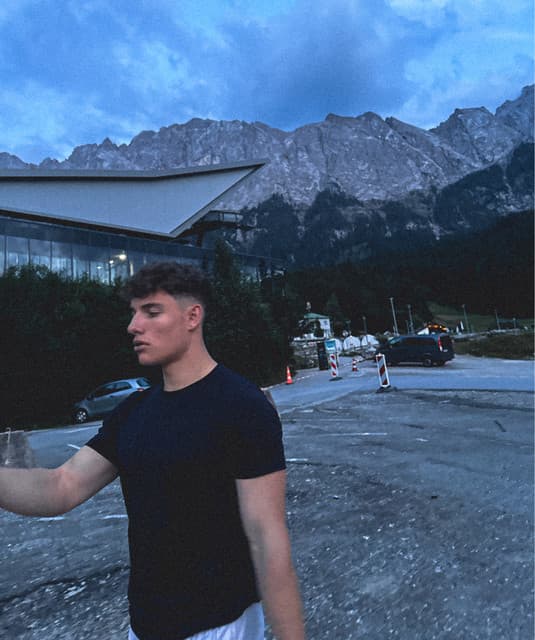 Artist - Mark Hennson