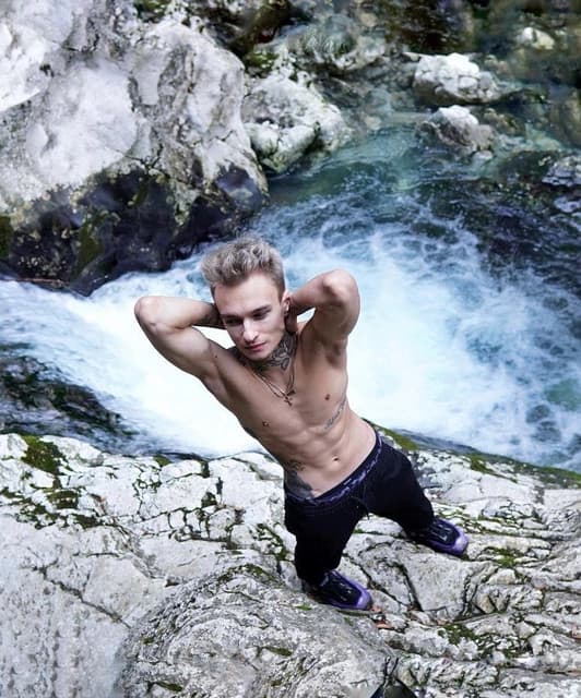 Artist - MORE EMOCIY