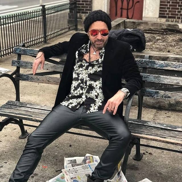 Artist - Guy Mantzur