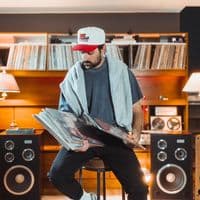 TikTok Account - vinyl_nights_